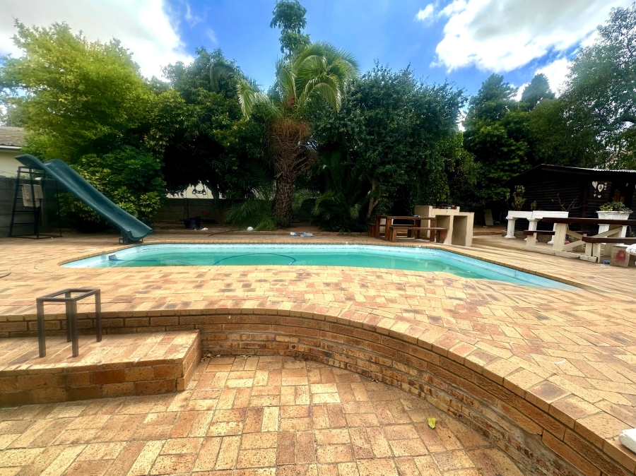 4 Bedroom Property for Sale in Bergzicht Western Cape